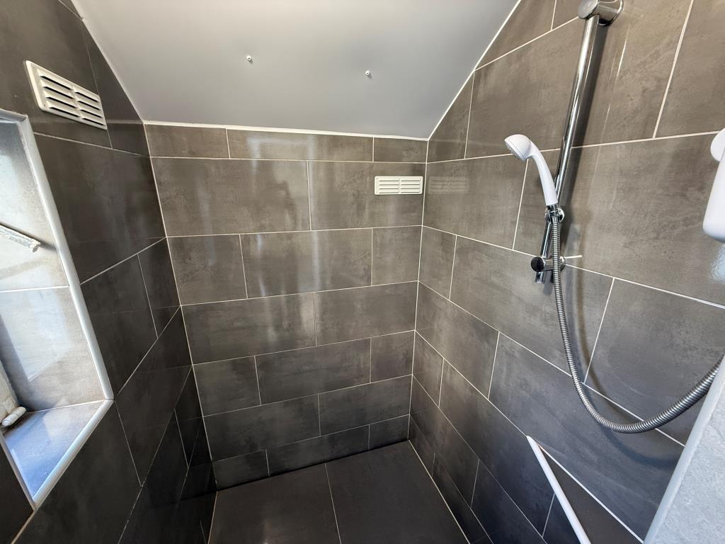 Lot: 34 - PAIR OF VACANT FLATS - Flat 1 wet room